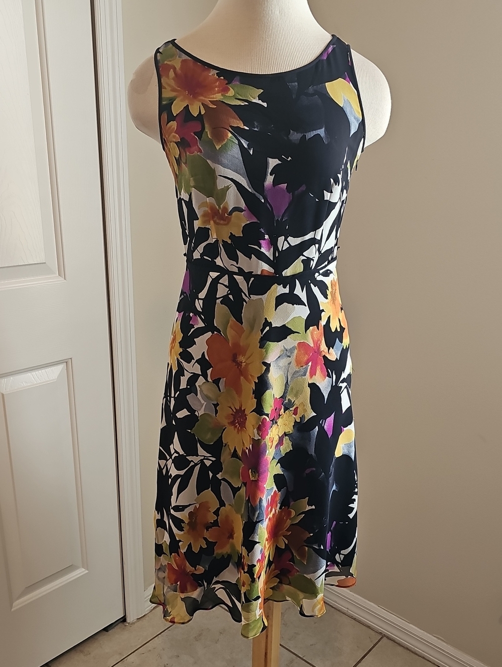 Floral Sleeveless 100% Pure Silk A-Line Dress in Black Floral Print. Size 2